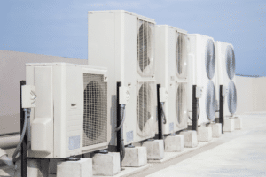 Local technique d’une chaufferie collective avec chaudière et réseau hydraulique pour le chauffage central d’un immeuble.