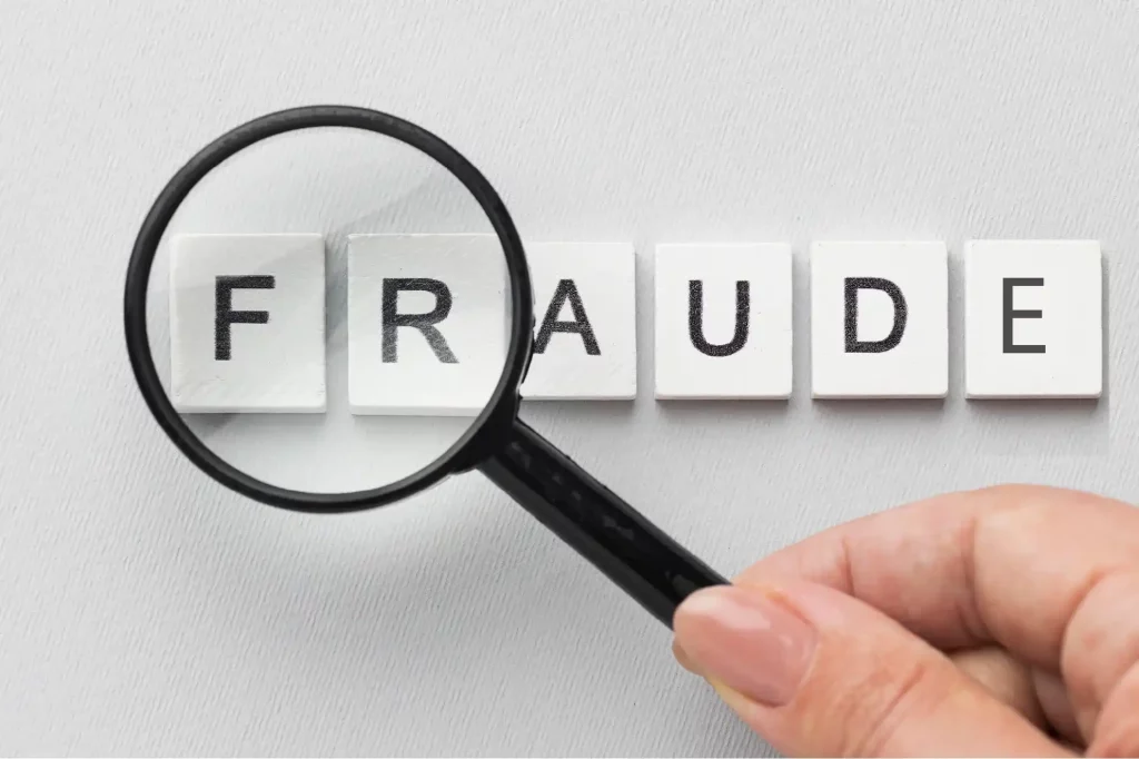 Loupe grossissante sur le mot FRAUDE épelé en lettres de scrabble – illustration de la lutte contre la fraude CEE dans l'efficacité énergétique