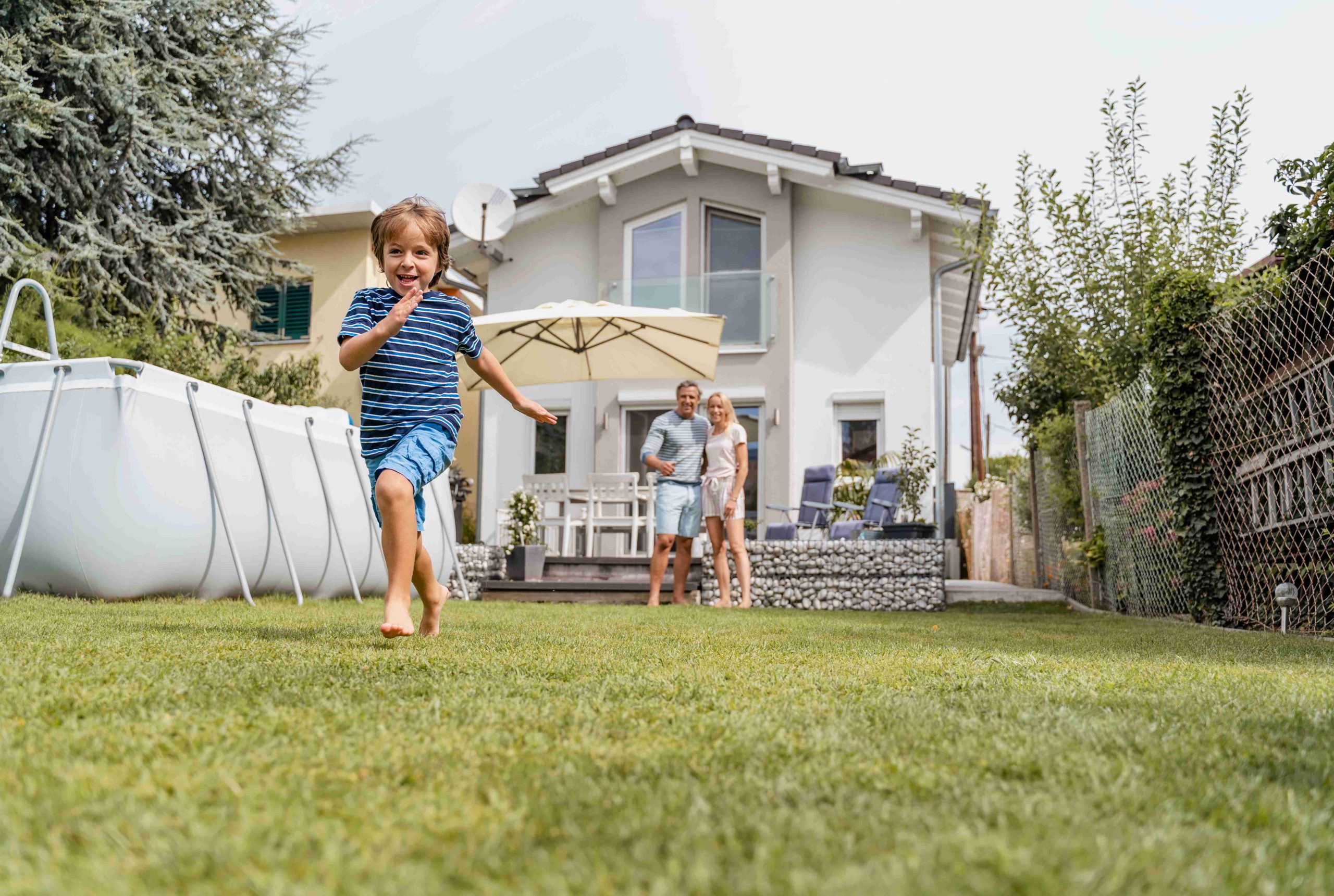 Enfant dans le jardin avec maison en fond